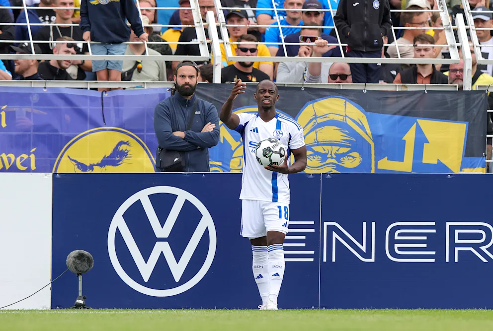 皇冠体育下载-😨图片报：德国杯比赛中沙尔克04球员遭种族歧视羞辱