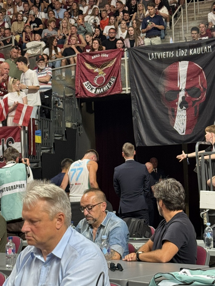 东契奇被队友撞翻在地表情痛苦不断比出暂停手势 目前已回更衣室