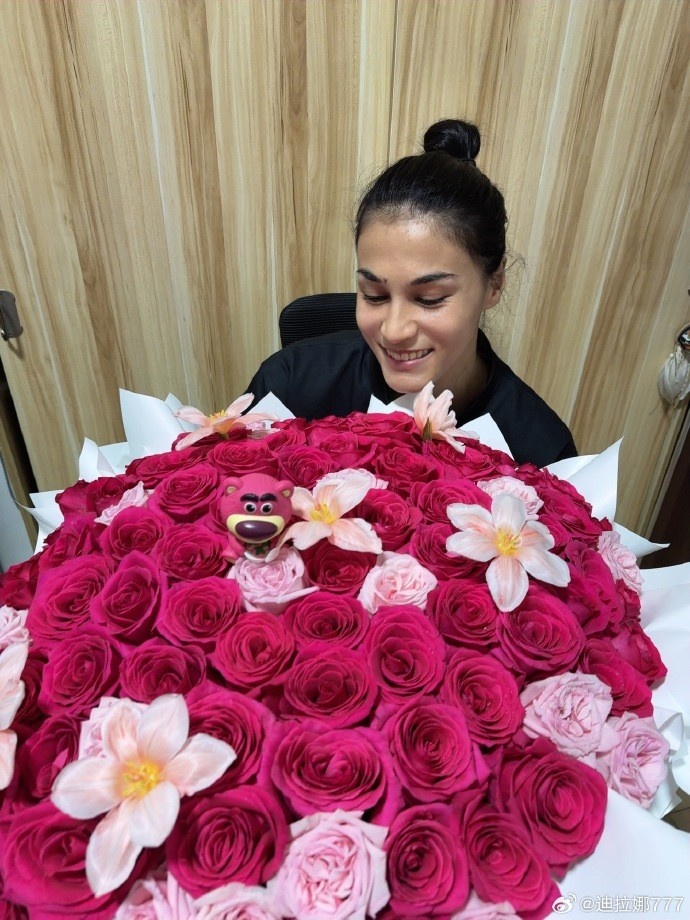 迪拉娜晒照庆祝生日：希望我们都可以健康平安 一切顺利