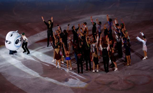 欧洲看冬奥：花滑选手终于还是对冰墩墩下手了