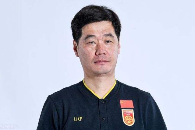 ​国足为防意外临时多增两人 李霄鹏旧部让出席位