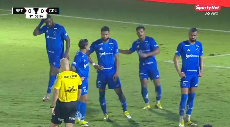 人有三急！克鲁塞罗门将比赛时申请上厕所，导致比赛暂停近4分钟