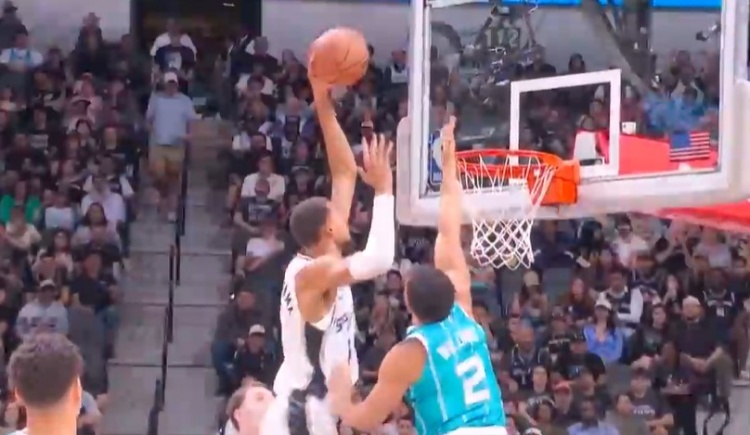 皇冠体育下载-我只是微微一笑~文班亚马单打格威 转身蹦起左手单臂隔扣很轻松！